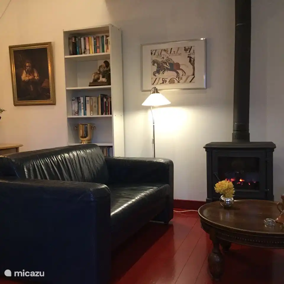 Das Zweisitzer-Sofa am Ofen