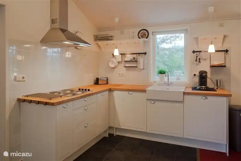 Die Küchenecke. Voll ausgestattet mit vier Kochplatten, Dunstabzugshaube, Backofen, Geschirrspüler, Kühlschrank ausgestattet und mit allem notwendigen Zubehör ausgestattet.