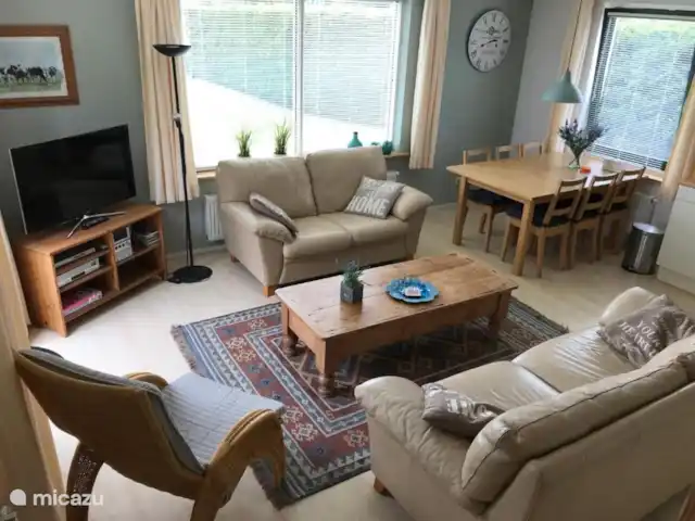 Stinswoning de Wadden en Países Bajos, Frise, Tzummarum - casa vacacional Sala de estar amueblada de manera hogareña