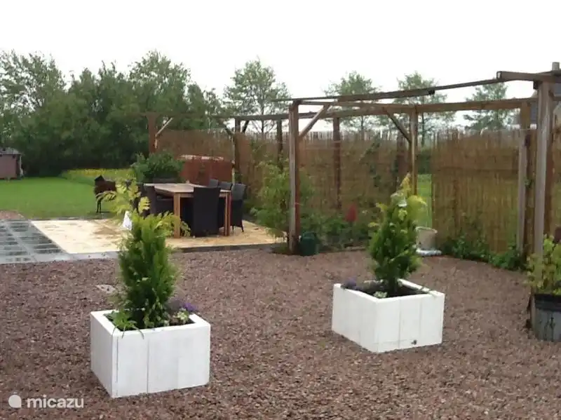 Garten mit Gartenmöbeln für 10 Pers