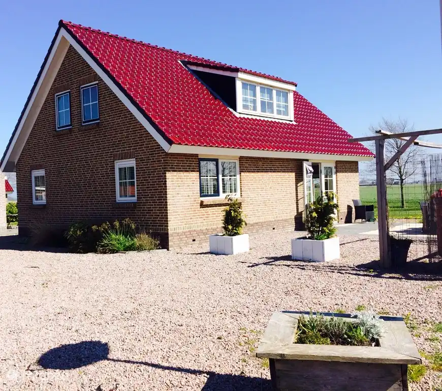 Vorderhaus mit Garten und geräumigem Parkplatz für mindestens 4 Autos