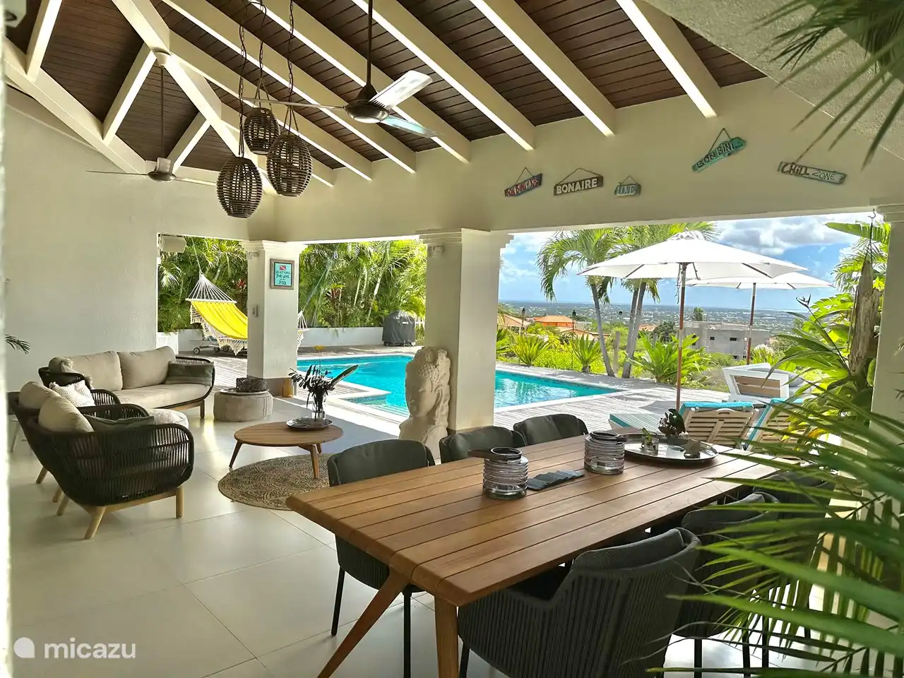 ¡La espaciosa terraza es la mejor biblioteca, lugar para relajarse, beber y cenar!