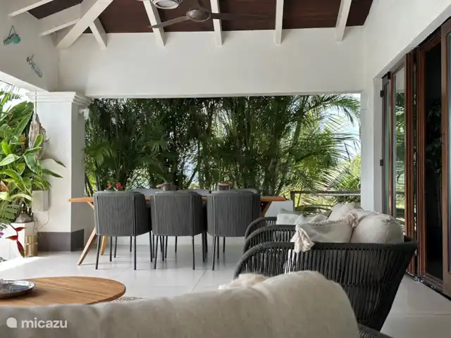 Villa la Brise | Bonaire, Bonaire, Santa Barbara - villa Partager un livre, un puzzle ou de belles histoires. Sur le
véranda spacieuse peut faire tout cela.