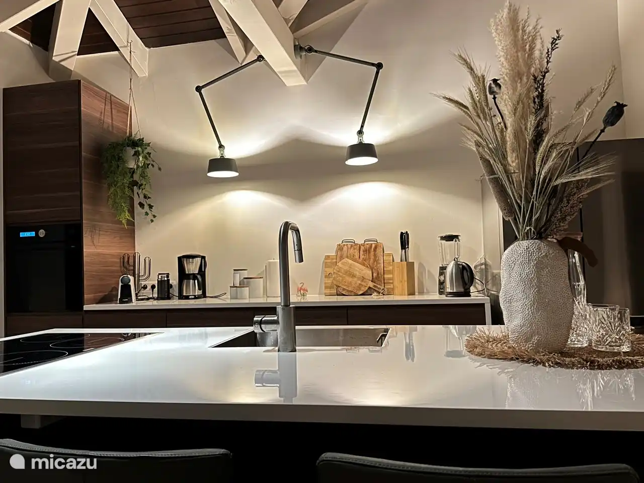 Cocina atmosférica en una cocina espaciosa y completamente equipada. Preparando sus menús festivos favoritos mientras conversan en los taburetes de la barra. Gran restaurante!!