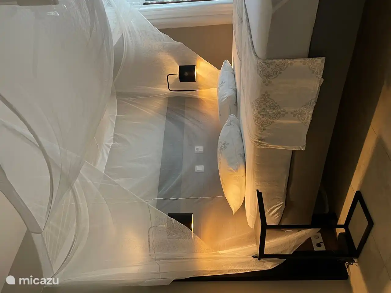 Amplio dormitorio principal con baño en suite.