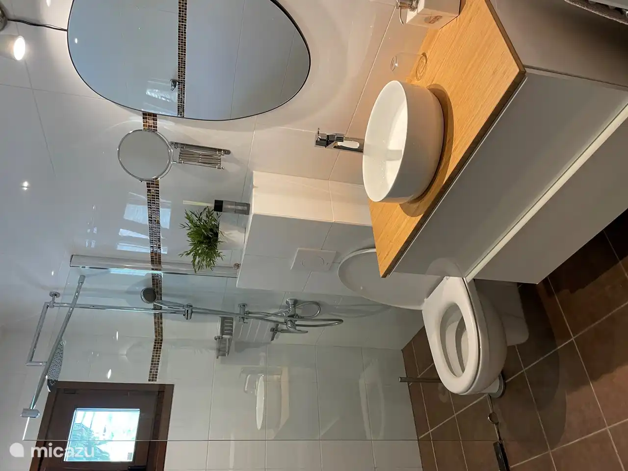 El pequeño cuarto de baño con una maravillosa ducha de lluvia.