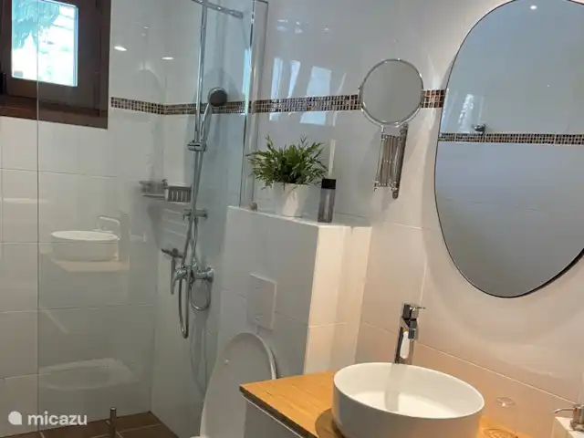Villa la Brise | Bonaire, Bonaire, Santa Barbara - villa La petite salle de bain avec une merveilleuse douche à effet pluie.