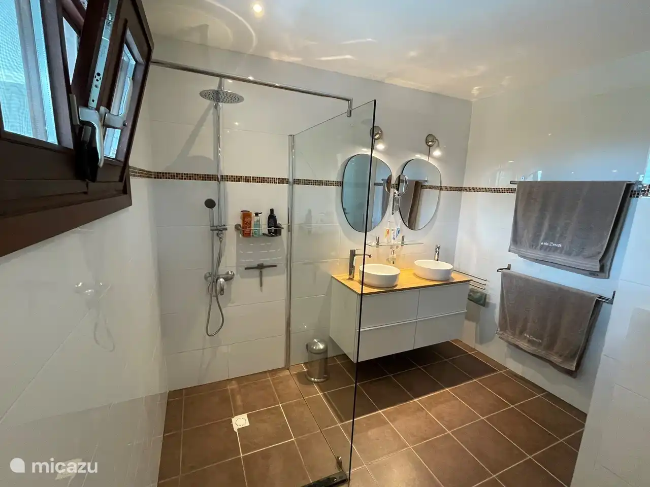 El dormitorio principal tiene un amplio baño en suite, con una maravillosa ducha de efecto lluvia.