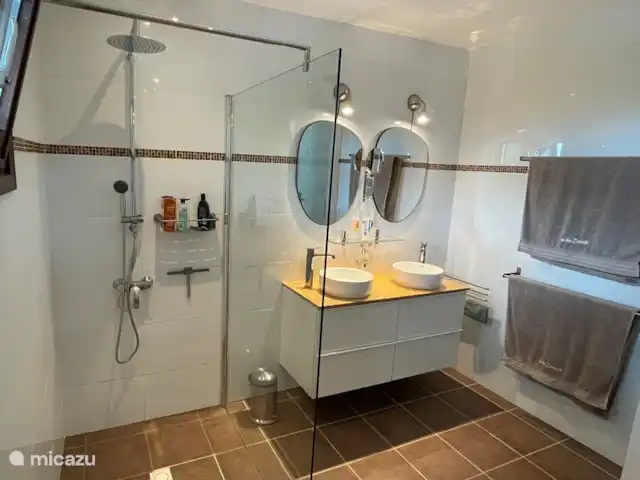 Villa la Brise | Bonaire, Bonaire, Santa Barbara - villa La chambre principale dispose d'une salle de bains spacieuse en suite, avec une magnifique douche à effet pluie.