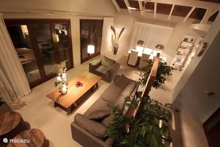 El salón con cocina abierta (a la derecha).