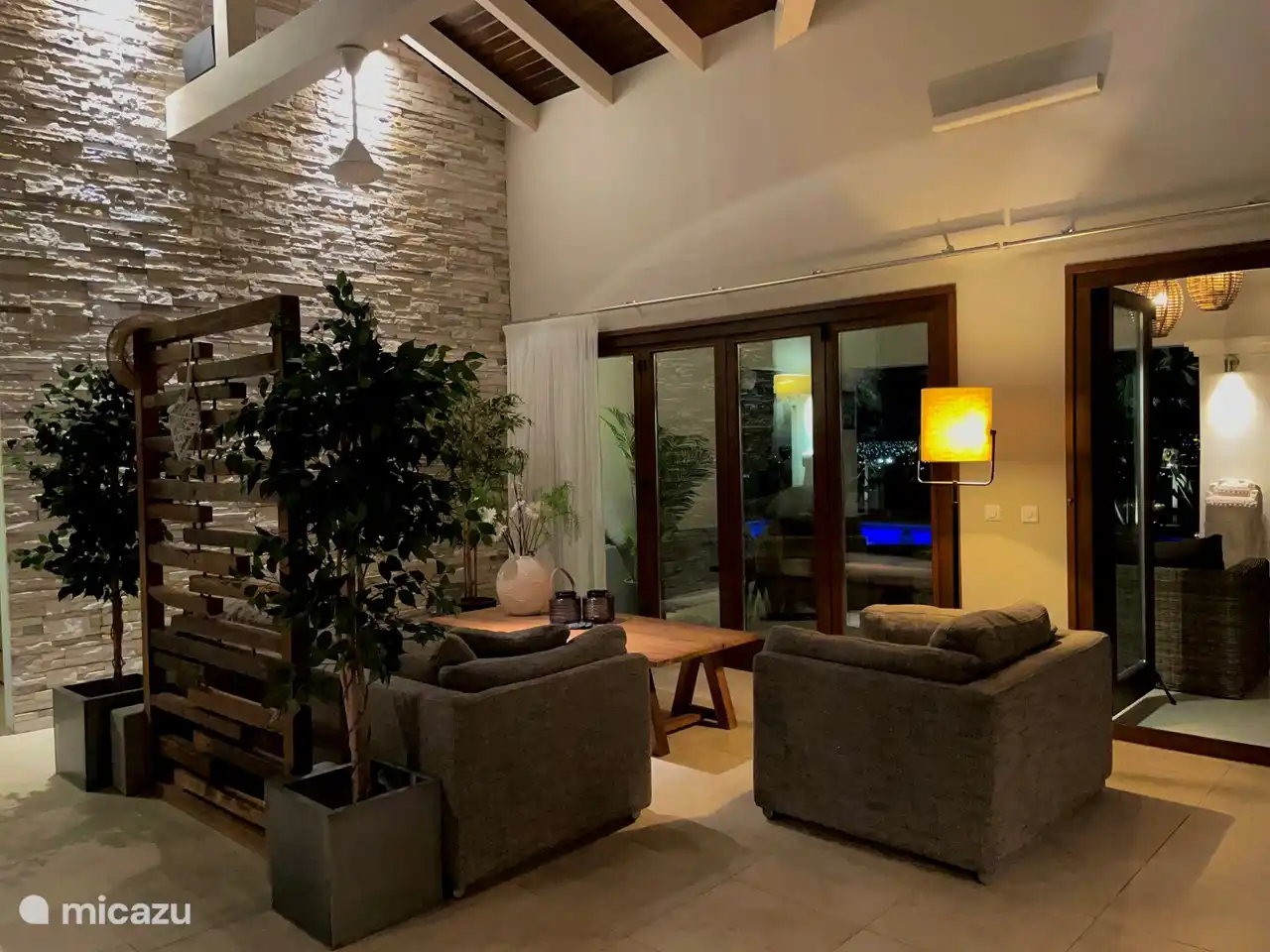 La sala de estar es acogedora y cómoda con un techo impresionante con ventiladores de refrigeración.