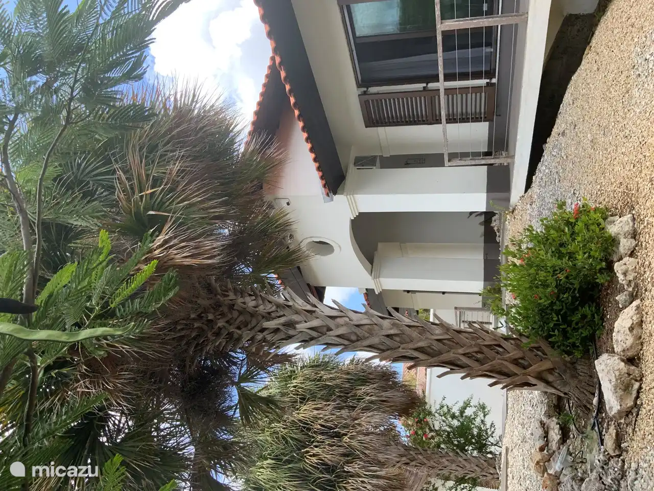 La entrada de la villa.