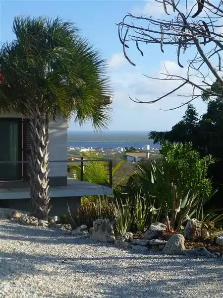 Vista desde el jardín delantero... con vista a Klein Bonaire...