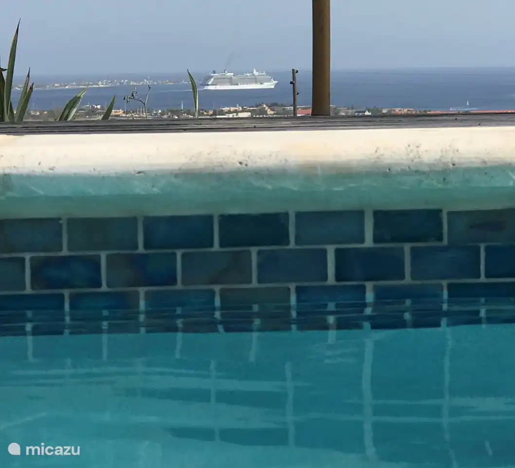 Desde la piscina una hermosa vista de Kralendijk.