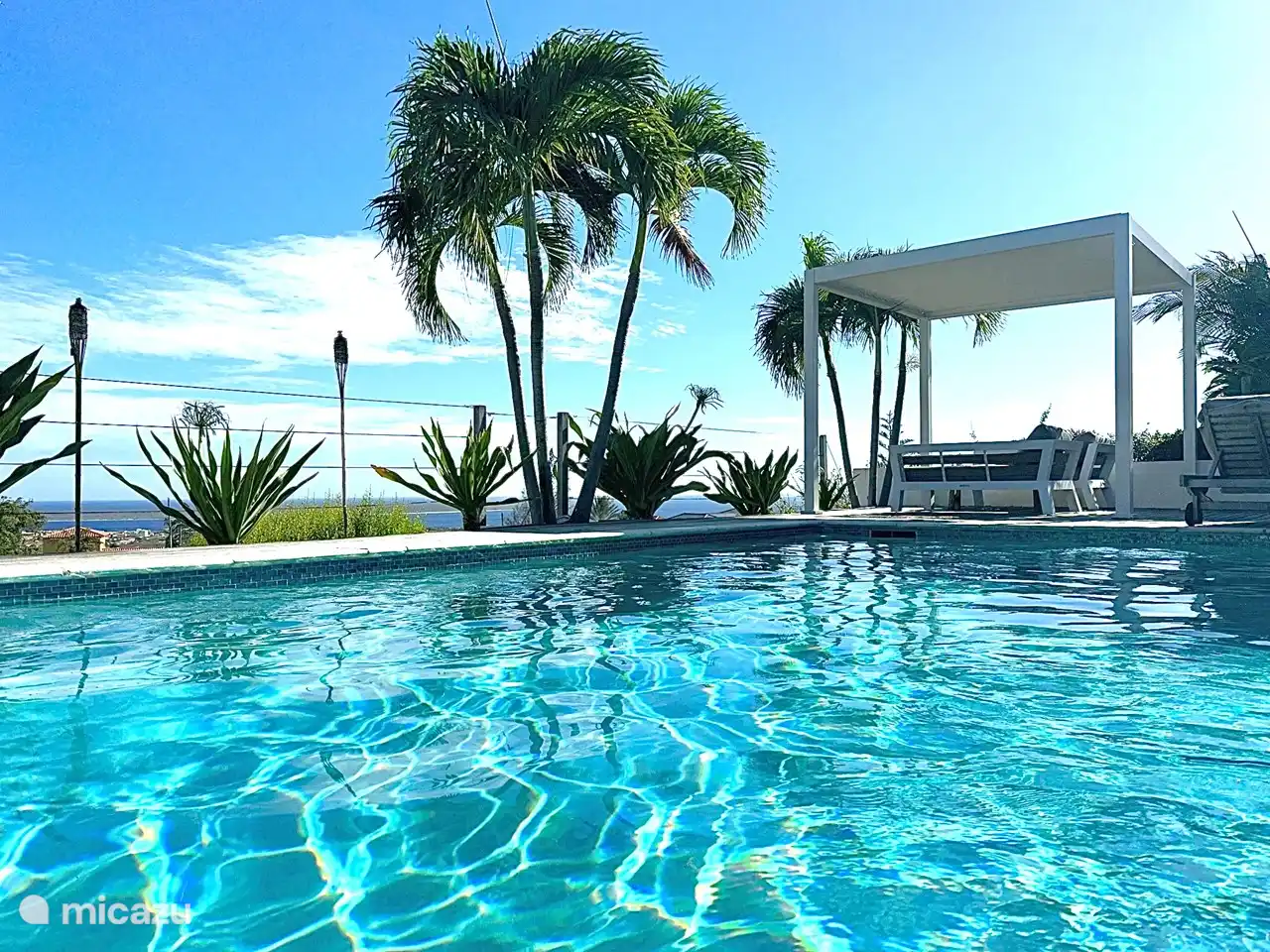Disfrute de la vista desde el mejor lugar de la terraza, con viento y sin sol.