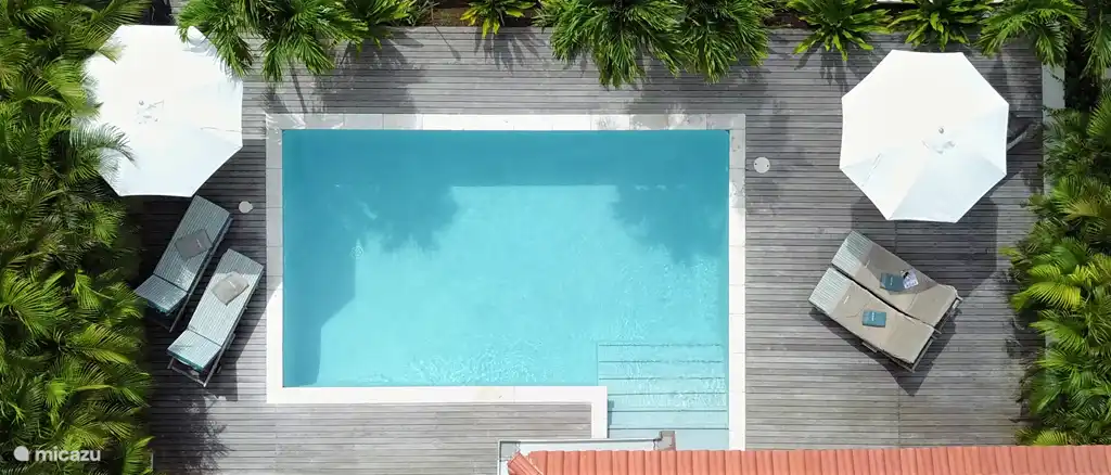 La hermosa terraza y la piscina.