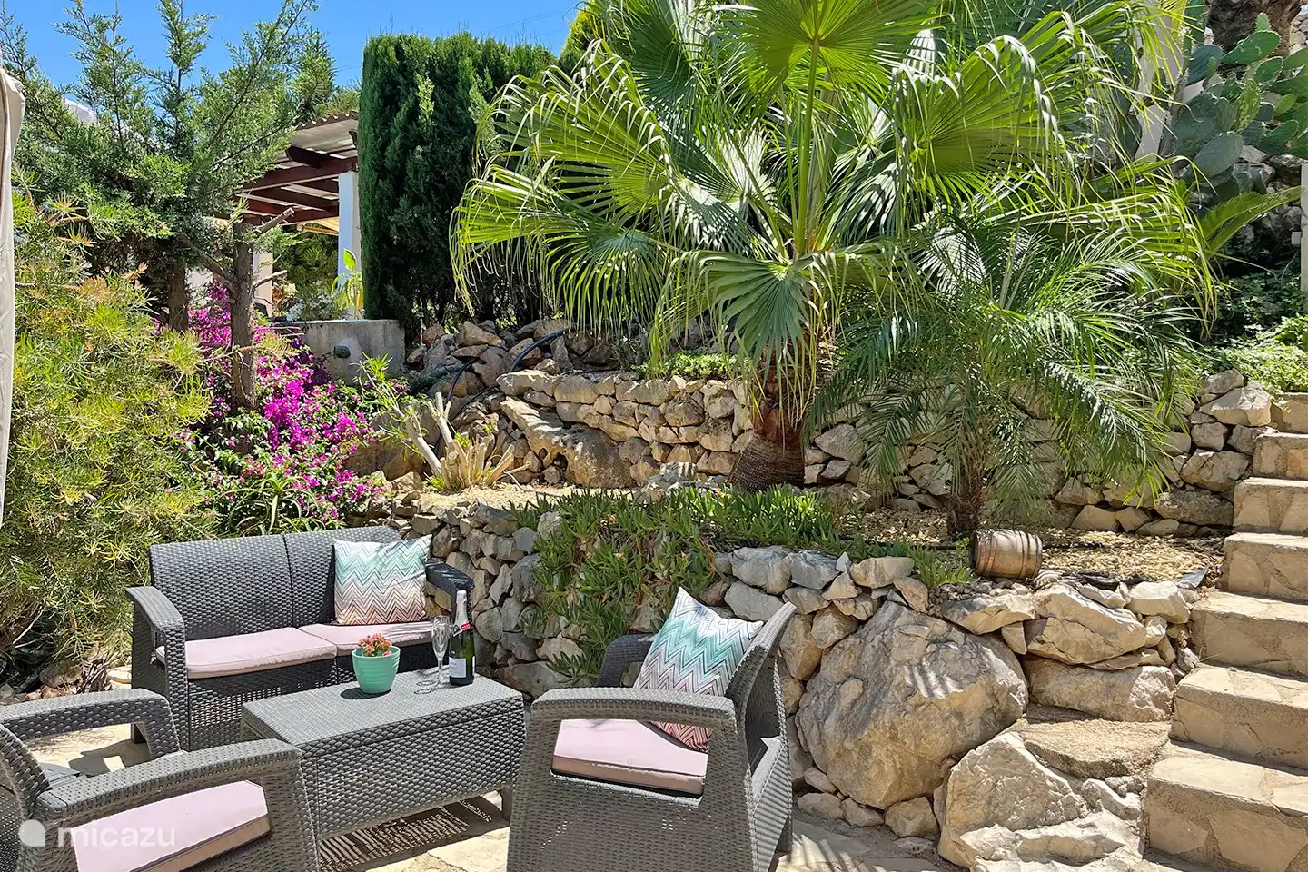 Diese windgeschützte Seitenterrasse befindet sich im Erdgeschoss und fängt die herrliche Morgensonne ein.