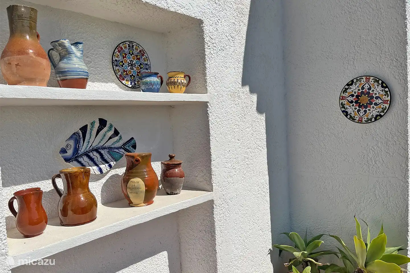 Dekorative Nische hinter dem Sitz darüber.