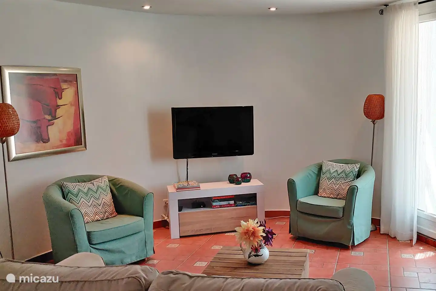 Wohnung im Erdgeschoss: Die Sitzecke und Fernseher mit niederländischen Kanälen und Chromecast