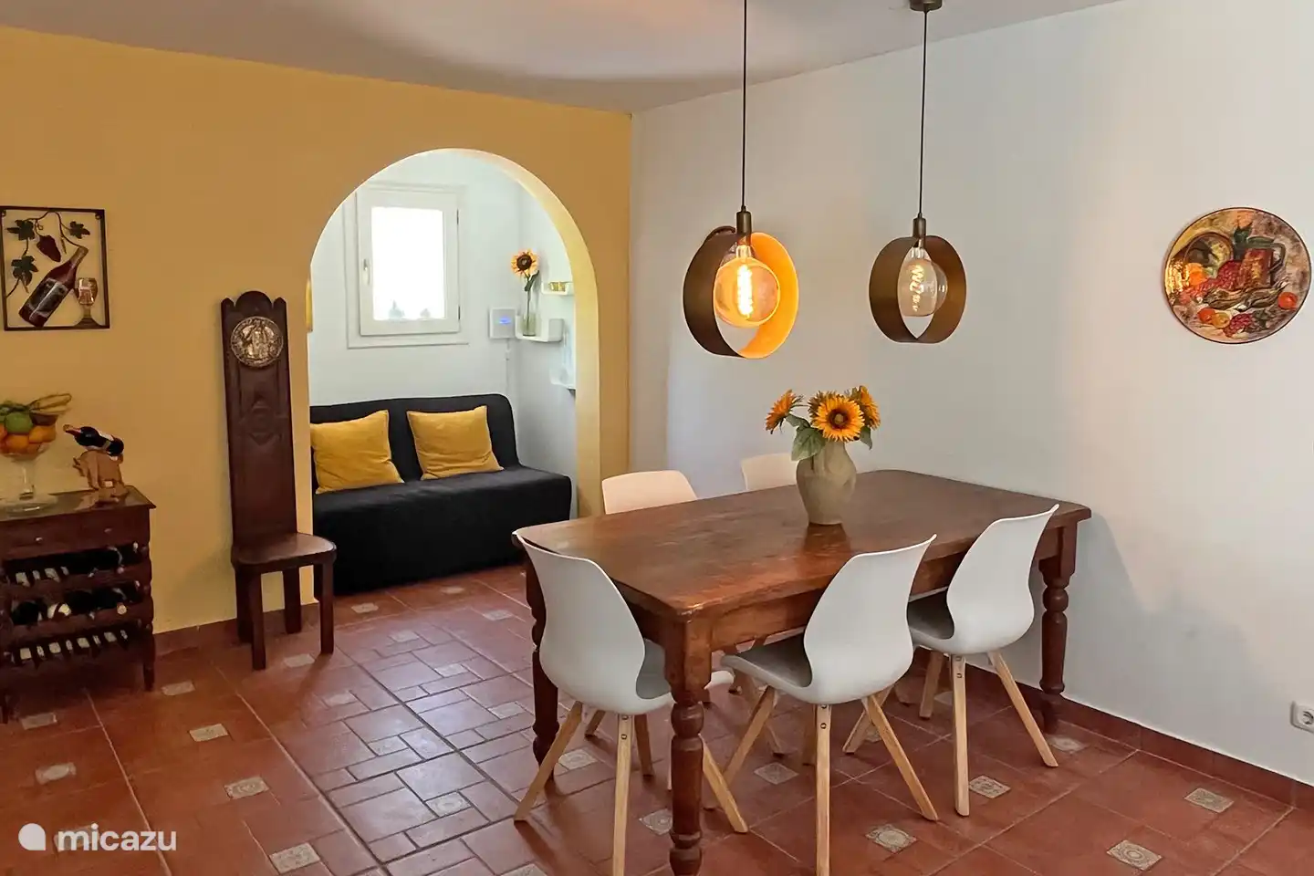 Wohnung im Erdgeschoss: Nische mit Schlafsofa.