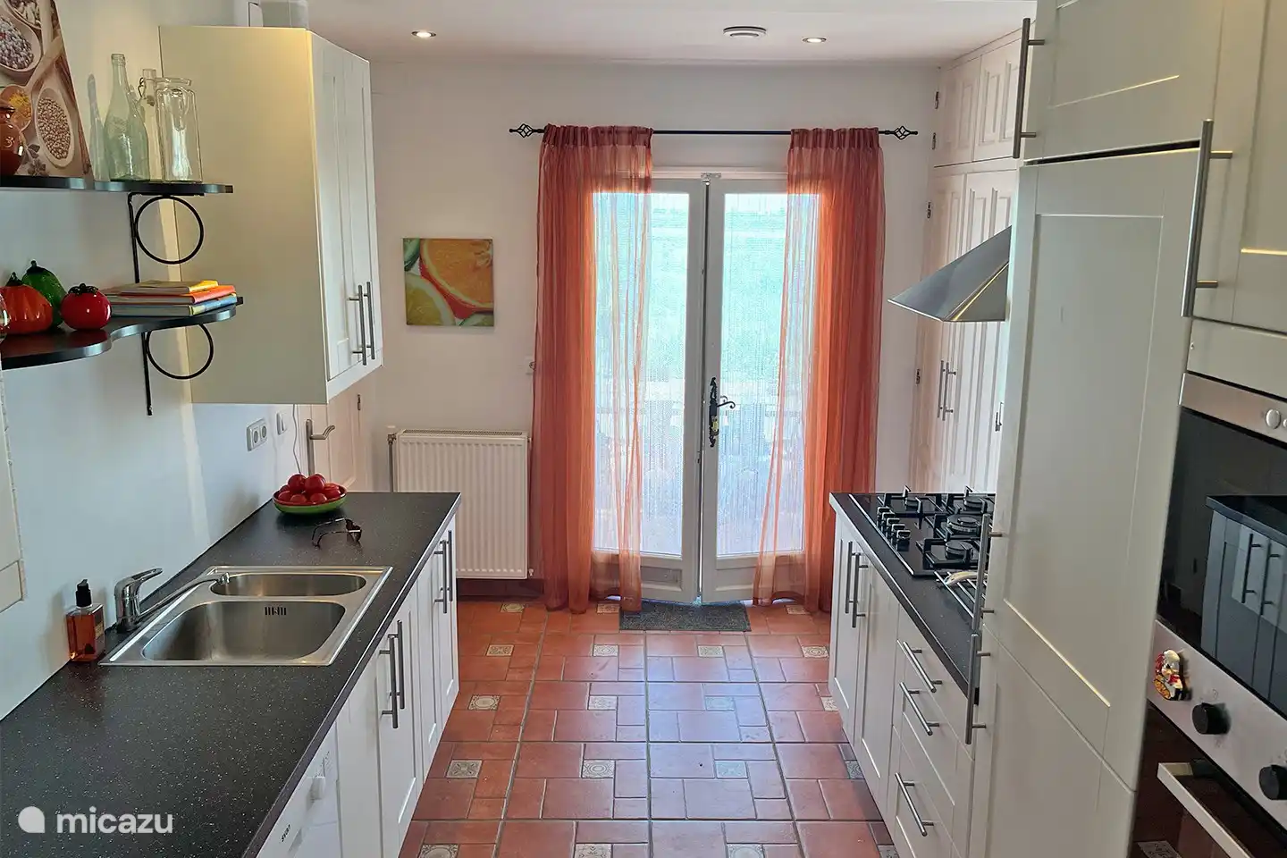 Wohnung im Erdgeschoss: Durch die Terrassentüren der Küche gibt es einen direkten Zugang zur Poolterrasse.