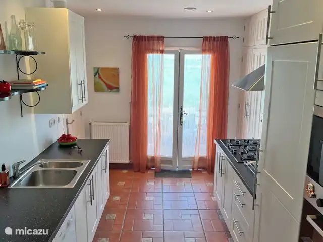 Casa Bodega | Espagne, Costa Blanca, Dénia - villa Appartement du bas : Par les portes-fenêtres de la cuisine, il y a un accès direct à la terrasse de la piscine.