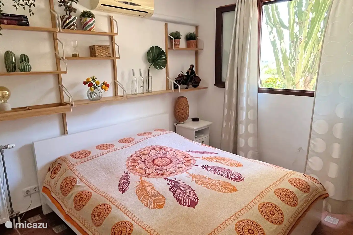 Wohnung im Erdgeschoss: Das Hauptschlafzimmer mit geräumigen Einbauschränken verfügt über eine Klimaanlage.