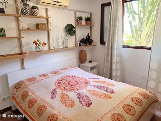 Casa Bodega | Espagne, Costa Blanca, Dénia - villa Appartement au rez-de-chaussée : La chambre principale avec de grands placards intégrés dispose de la climatisation.