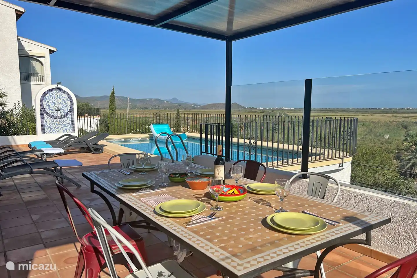 Geschützte und überdachte Sonnenterrasse am Pool mit weitem Blick.