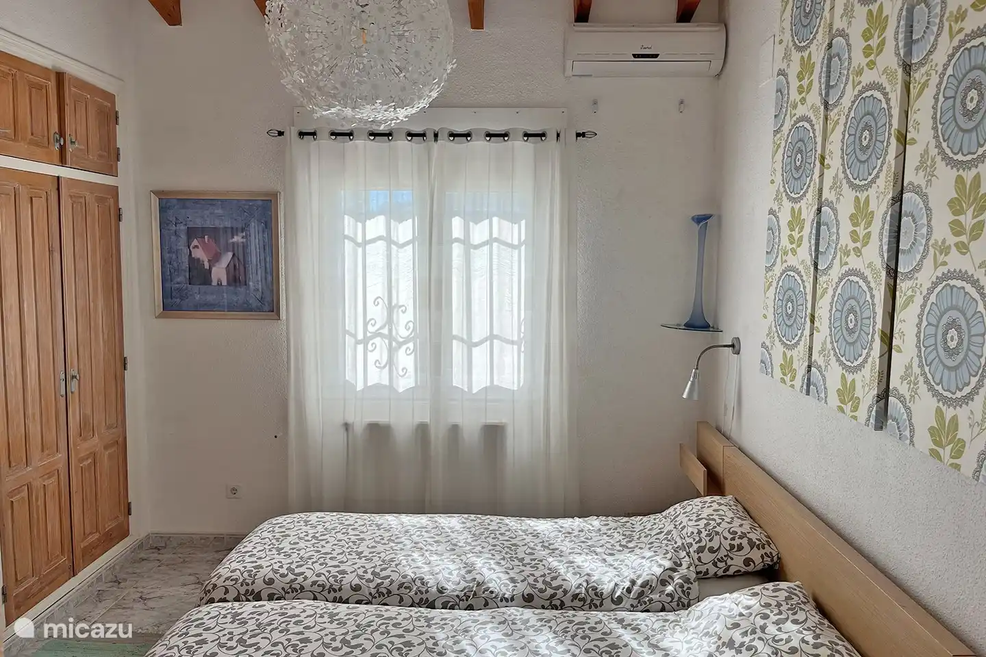 Wohnung im Obergeschoss: Das Hauptschlafzimmer mit großen Einbauschränken, Klimaanlage und Badezimmer en suite.