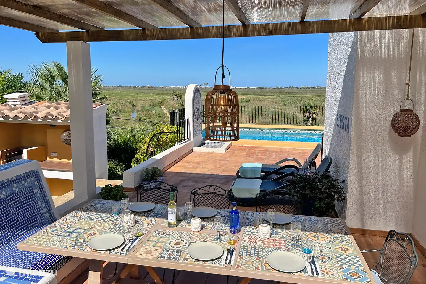 Unter dem Baldachin mit gemütlicher Beleuchtung ist es draußen ein heimeliger Ort.