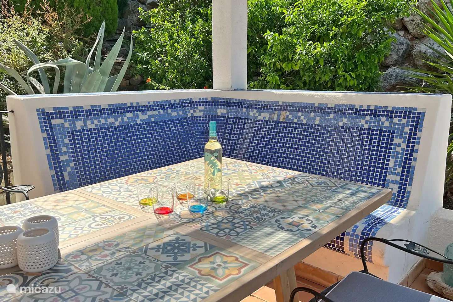 Mit dem Mosaiksofa und dem Tisch mit spanischen Fliesen gibt es Platz für eine große Gruppe.