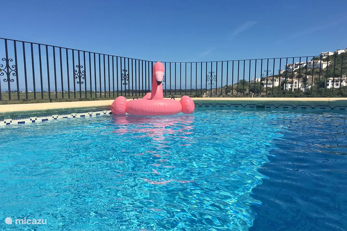 Der Pool hat den ganzen Tag Sonne und ist abends beleuchtet.