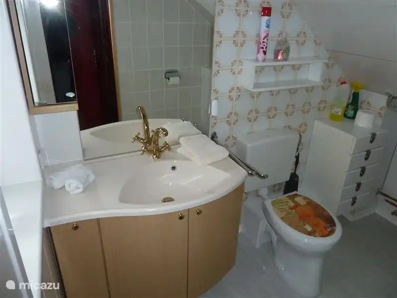 Im Obergeschoss Bad mit Badewanne Waschbecken und Toilette.