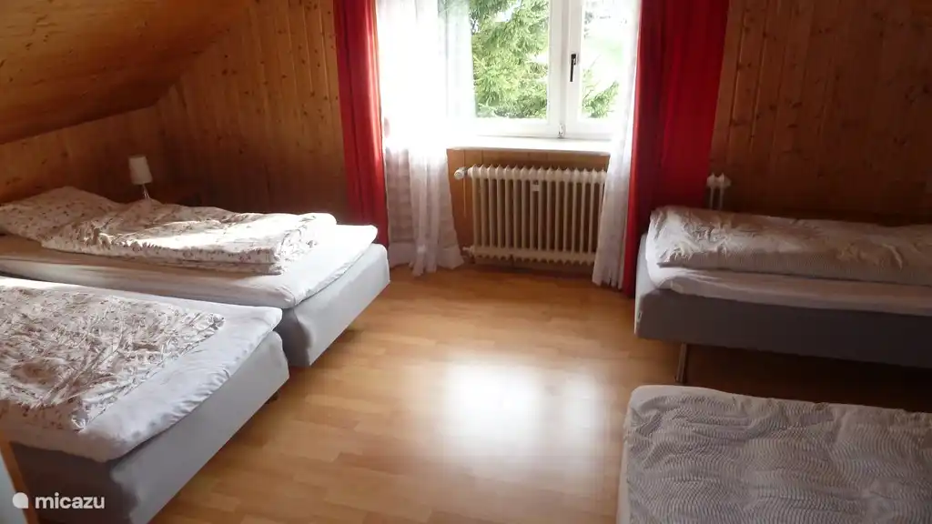 Im Obergeschoss Schlafzimmer für 4 Personen.