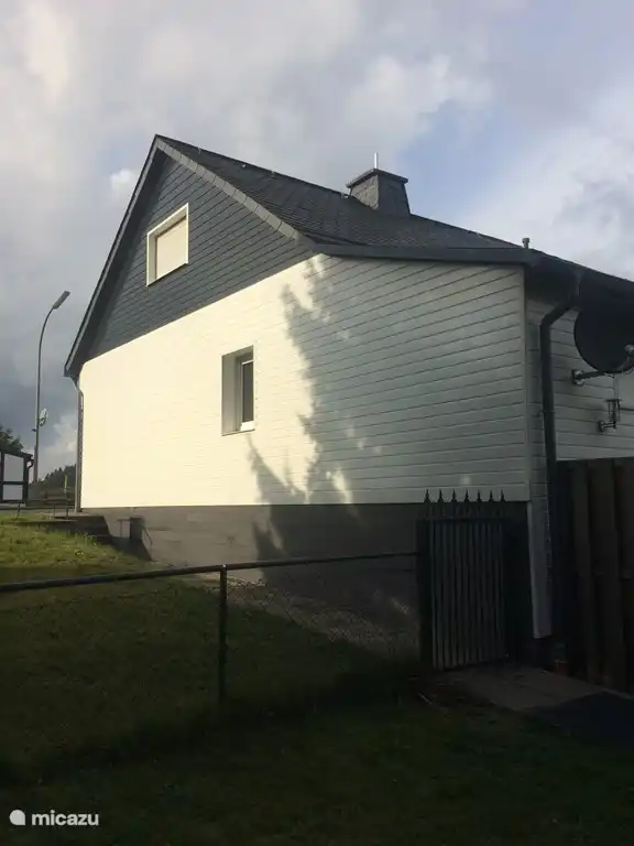 Andere Seite des Hauses aus dem Garten gesehen, dahinter ist der umzäunte Garten