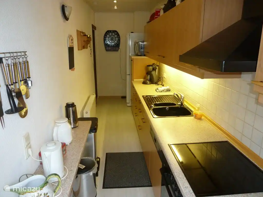 Die Küche mit Mikrowelle, Herd mit Backofen, Kühlschrank mit Gefrierfach / Kühlschrank, Toaster, Kaffeemaschine und nur Senseo, Wasserkocher, Töpfe, Pfannen und Besteck.