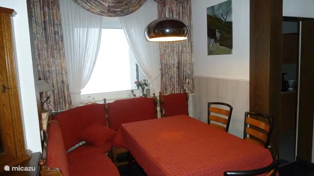 Der Speisesaal ist neben der Küche.
Hier ist auch ein Fernseher mit DVD-Player und Audio-Set. Spiele in der Ecke Schrank.