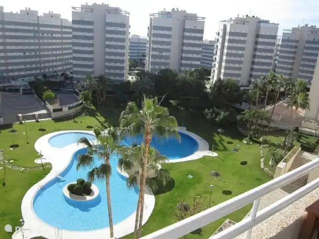 Luxueuse plage App.Jardin del Mar, baignade | Espagne, Costa Blanca, El Campello - appartement La plus grande et la plus belle piscine tropicale d'El Campello avec bassin séparé pour enfants, bassin semi-profond et bassin profond. Des toilettes séparées sont également disponibles.
