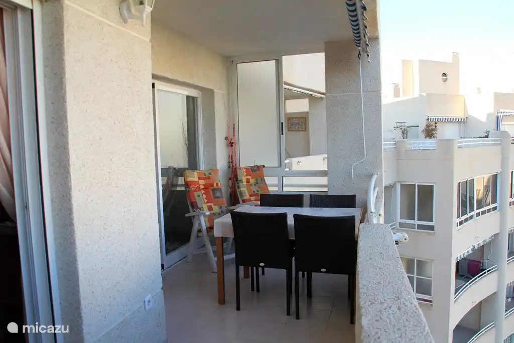 Schöne großzügige Terrasse mit Gartentisch mit ausreichend Liegen und derzeit zwei Gartenstühle mit Kissen, das in verschiedenen Liegepositionen eingestellt werden kann. Tipps: Nehmen Sie Ihre Sitzbezüge mit oder verwenden Sie ein Strandtuch (ist in unserem Paket, die Sie mieten können).