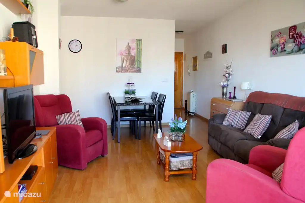 Geräumiges Wohnzimmer geschmackvoll eingerichtet und komfortabel Laminat ganzen Wohnung.