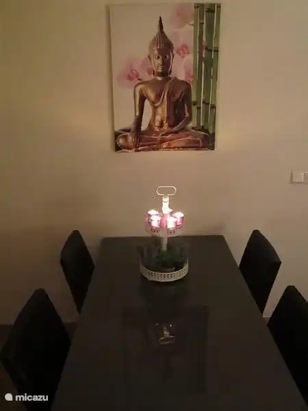 Attraktive Innen mit Teelichtern, die in der Regel in der Schale befinden.