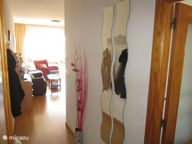 Luxueuse plage App.Jardin del Mar, baignade | Espagne, Costa Blanca, El Campello - appartement Appartement d'entrée avec un grand miroir à droite et un plan de la ville d'El Campello à gauche, indiquant où se trouvent les supermarchés les plus proches. Le Lidl est à distance de marche d'environ 10 minutes, tout comme la plage et le boulevard.