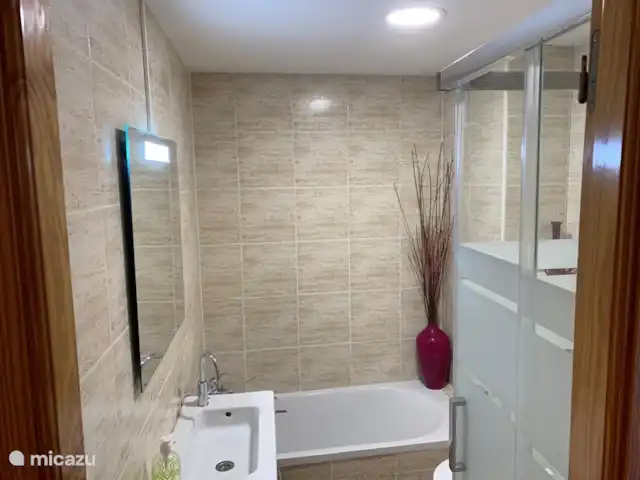 Luxueuse plage App.Jardin del Mar, baignade | Espagne, Costa Blanca, El Campello - appartement Il s'agit de la nouvelle salle de bain attenante rénovée avec une douche à l'italienne, des toilettes et une baignoire pratique pour laver les petits enfants