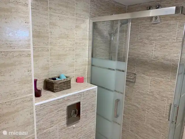 Luxueuse plage App.Jardin del Mar, baignade | Espagne, Costa Blanca, El Campello - appartement Salle de bain attenante sous un jour différent. Venez voir par vous-même.