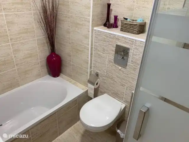 Luxueuse plage App.Jardin del Mar, baignade | Espagne, Costa Blanca, El Campello - appartement Grande salle de bain attenante à la chambre des maîtres avec amplement d'espace de rangement pour tous vos cosmétiques. Il n'y a généralement que du shampoing et du gel douche présents pour une utilisation immédiate. Un radiateur est également disponible ici.