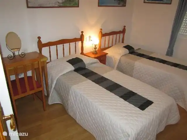 Luxueuse plage App.Jardin del Mar, baignade | Espagne, Costa Blanca, El Campello - appartement Grande 2ème chambre avec 2 lits simples pouvant être rapprochés. Fenêtres avec volets.
Cette salle contient également tous les sacs de refroidissement et de courses et les équipements sportifs.