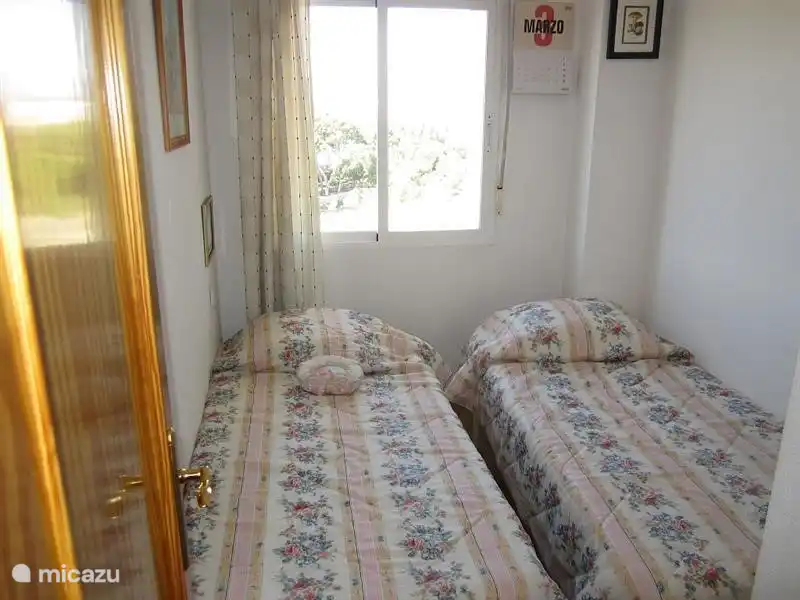 Kleinstes 3. Schlafzimmer, aber auch mit 2 Betten, großem Kleiderschrank und Fensterläden.
Wir haben selbst die Erfahrung gemacht, dass eine Klimaanlage im Inneren nicht nötig ist. Sie können alle Fenster und Schiebetüren leicht gegeneinander öffnen und es gibt eine wunderbare natürliche Erfrischung. Viel besser als airo natürlich.
