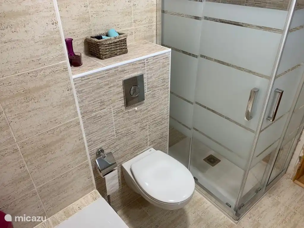 Super luxuriös renoviertes Badezimmer mit neuem Waschtisch, WC, Badewanne und ebenerdiger Dusche