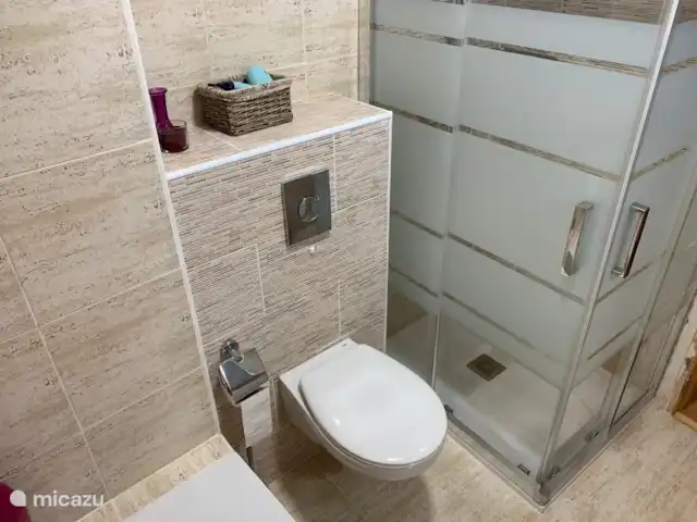 Luxueuse plage App.Jardin del Mar, baignade | Espagne, Costa Blanca, El Campello - appartement Salle de bain rénovée super luxueuse avec nouvelle vasque, toilettes, baignoire et douche à l'italienne